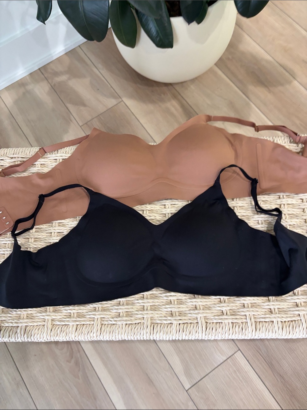 2 Seamless Bras Bundle - Black and Brown M